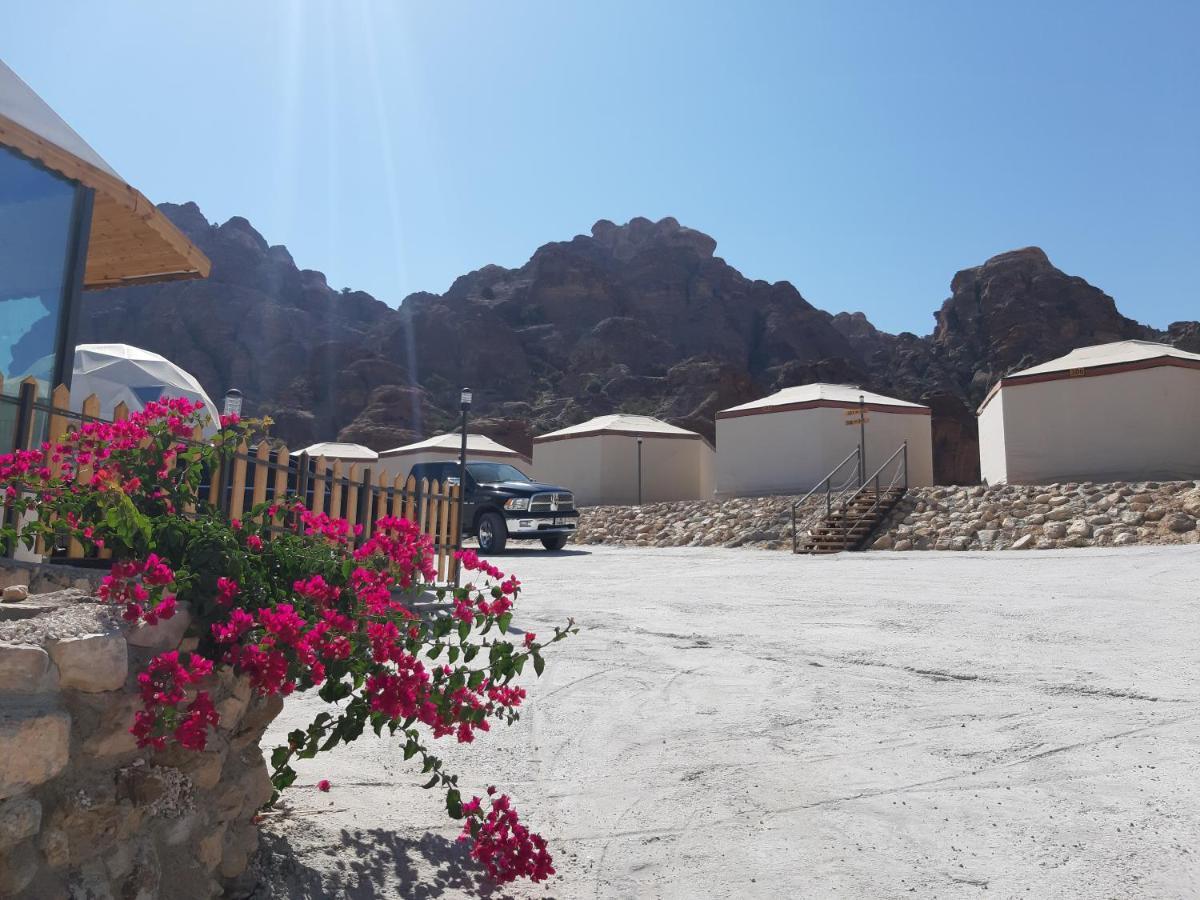 Hotel The Rock Camp Petra Wadi Musa Esterno foto