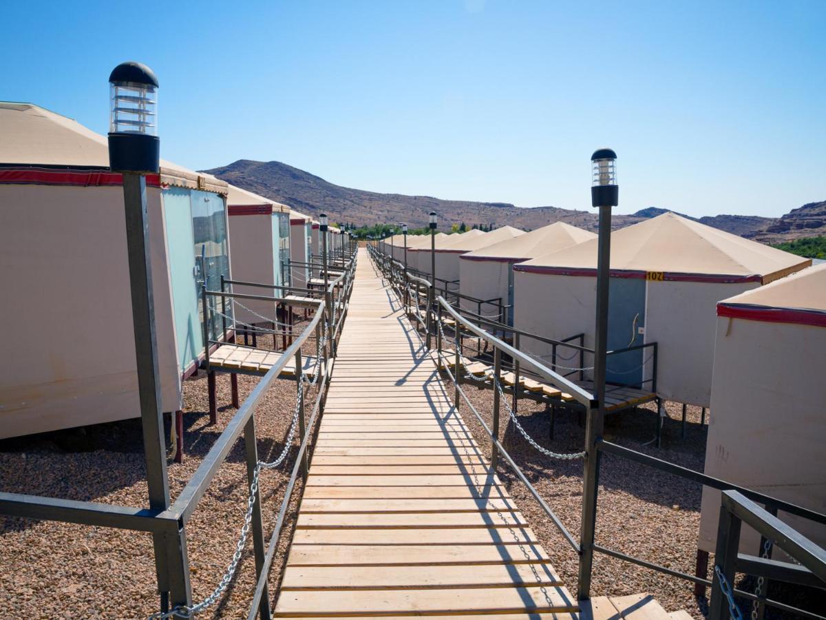 Hotel The Rock Camp Petra Wadi Musa Esterno foto